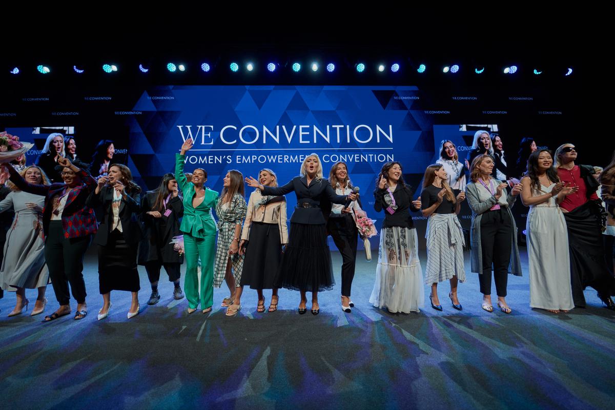 Мила Семешкина и спикеры во время завершения конференции WE Convention