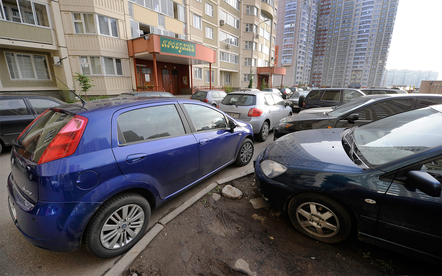 Парковка автомобиля во дворе