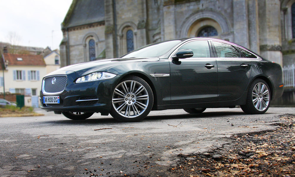 Самая большая механическая кошка – Jaguar XJ
