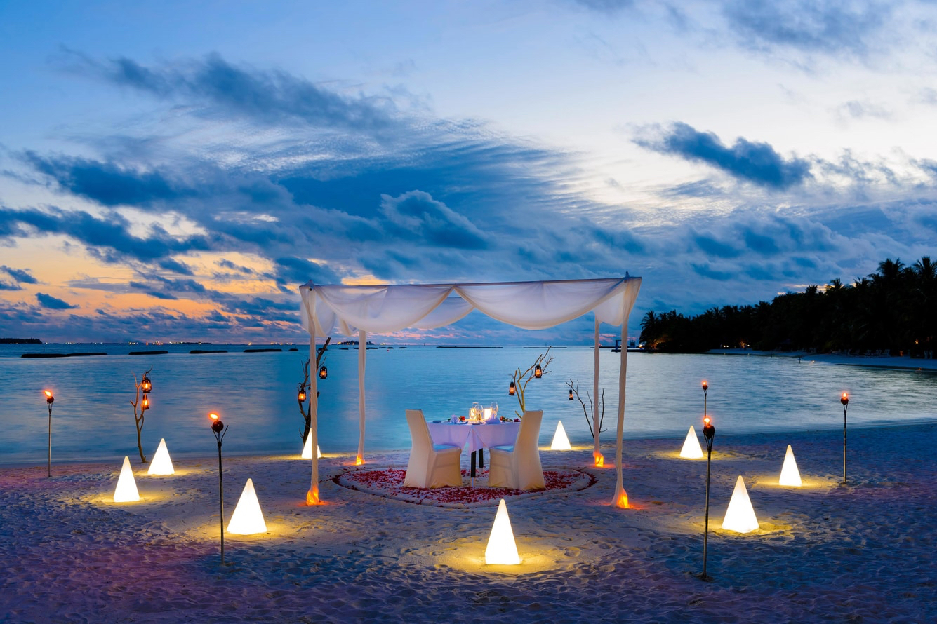 Романтический ужин на пляже в Sheraton Maldives Full Moon Resort & Spa