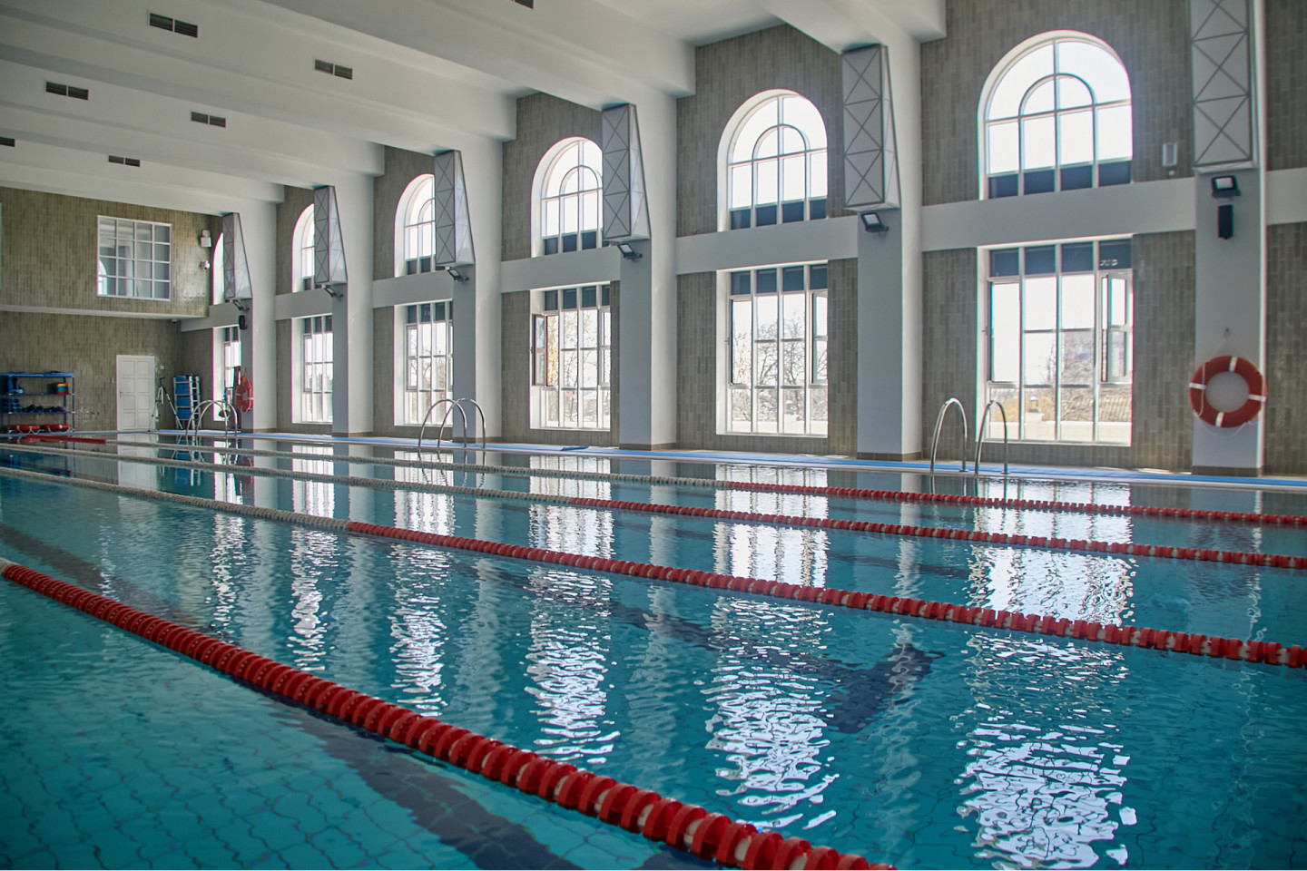 В физкультурно-оздоровительном комплексе есть 25-метровый бассейн и зал для легкой атлетики
