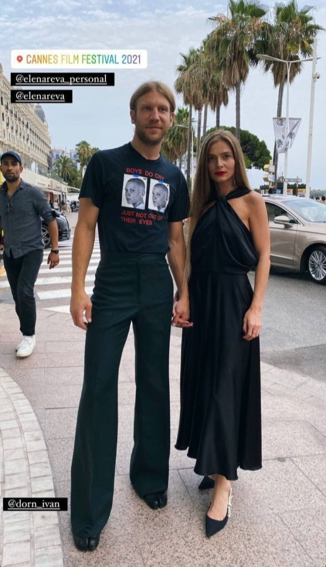 Иван Дорн в футболке UNIF и брюках bettter на Каннском кинофестивале, июль 2021