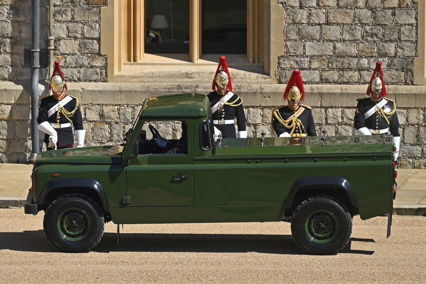 Land Rover, переделанный в катафалк, на похоронах принца Филиппа, 17 апреля 2021 года
