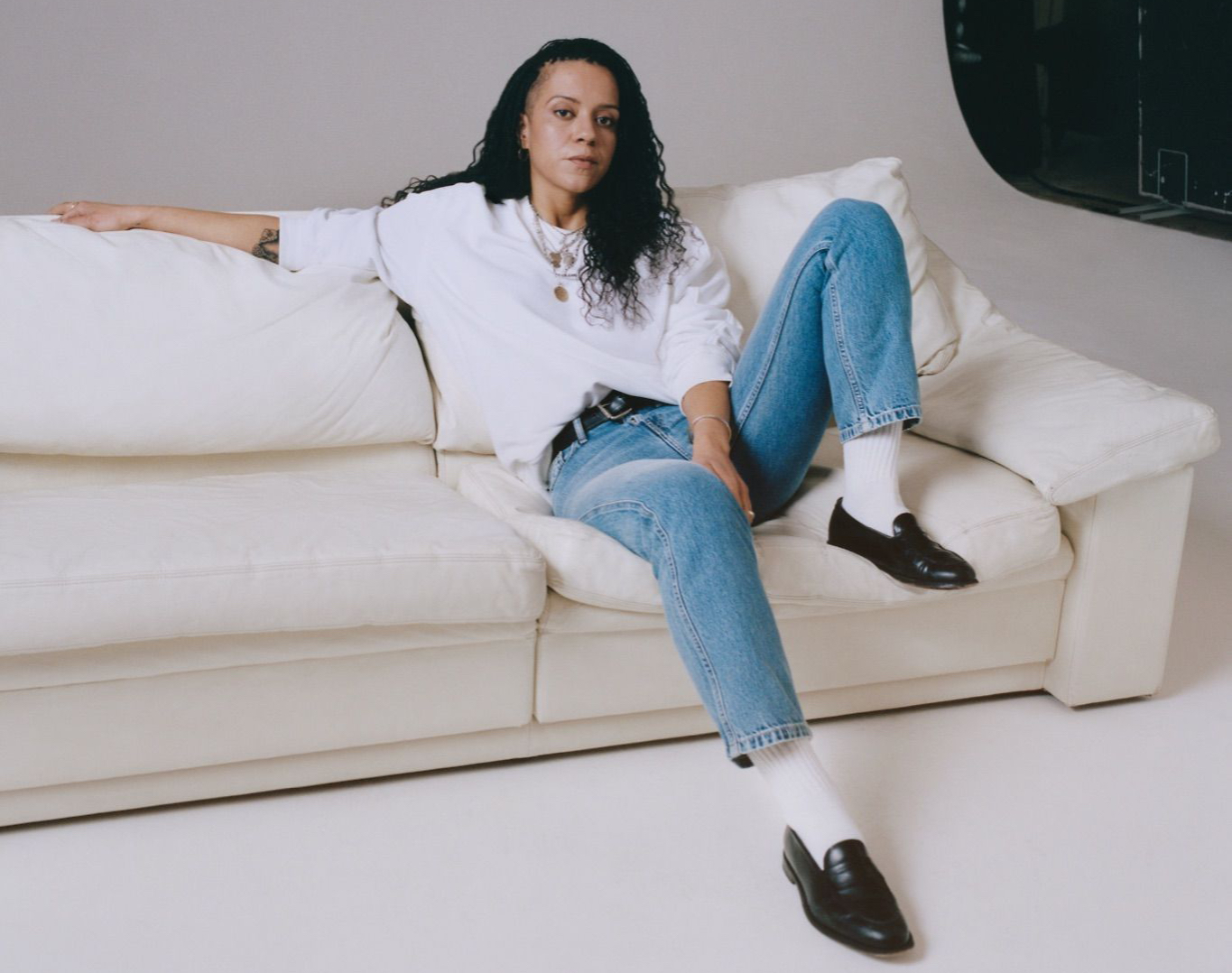Ведущая «CKunfiltered: Jeans» Нелл Калонджи
