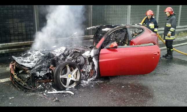 Ferrari FF внезапно вспыхнул на трассе. ВИДЕО
