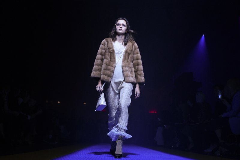 Модель с показа Gucci на Миланской неделе моды. Коллекция весна-лето–2018 с искусственным мехом