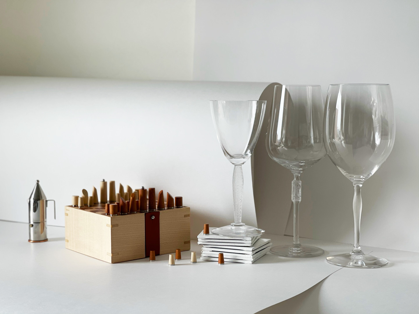 Кофеварка La Conica, миниатюра, Alessi, Design Boom (designboom.ru)
Шахматы Mini Samarcande Chess Game, Hermès
Бокалы Louvre, Merlot, Burgundy, Lalique (бутик Lalique, ЦУМ)