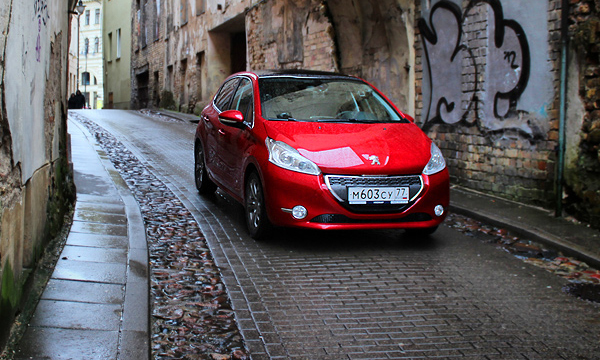 Нужны ли людям роботы? Тест-драйв Peugeot 208