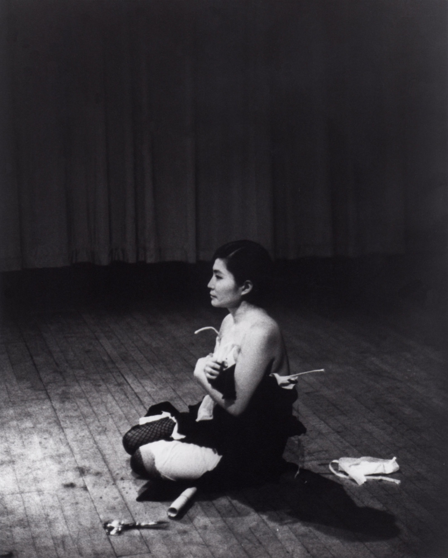Перформанс Йоко Оно “Отрежь”, 1964, концертный зал Carnegie Recital Hall, Нью-Йорк. 25 марта, 1965