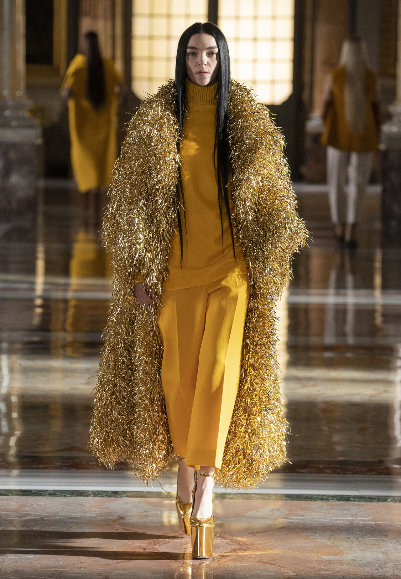 Шуба с имитацией меха в коллекции Valentino Haute Couture, весна-лето 2021