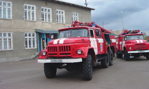 Спешившая на вызов пожарная машина протаранила авто на встречке