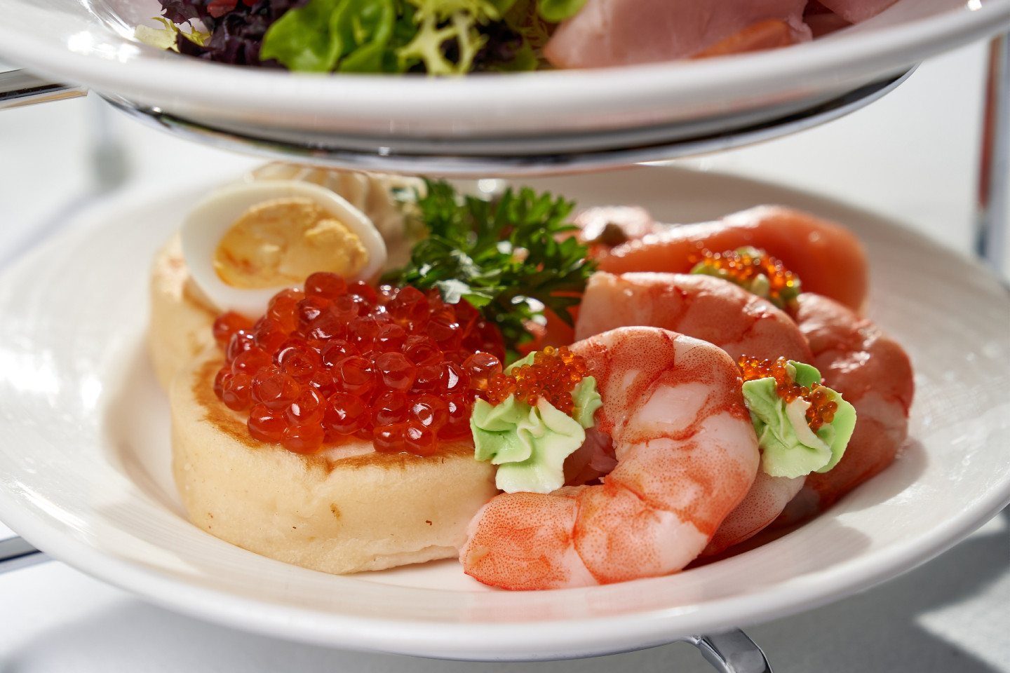 Сырники с красной икрой и креветками