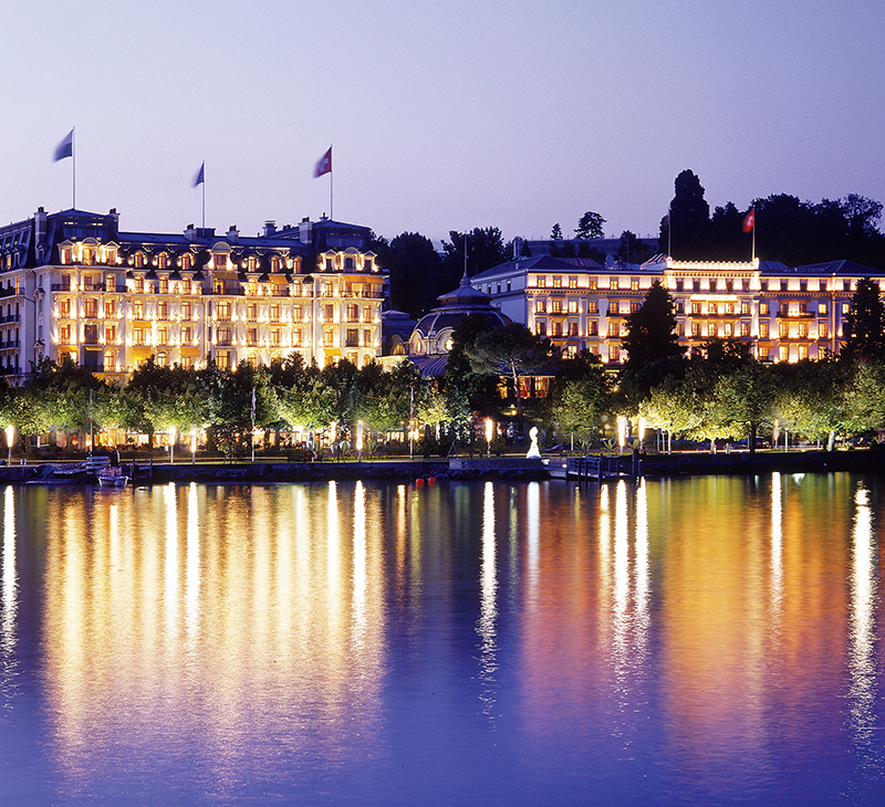 Вид на Beau-Rivage Palace в Лозанне с Женевского озера