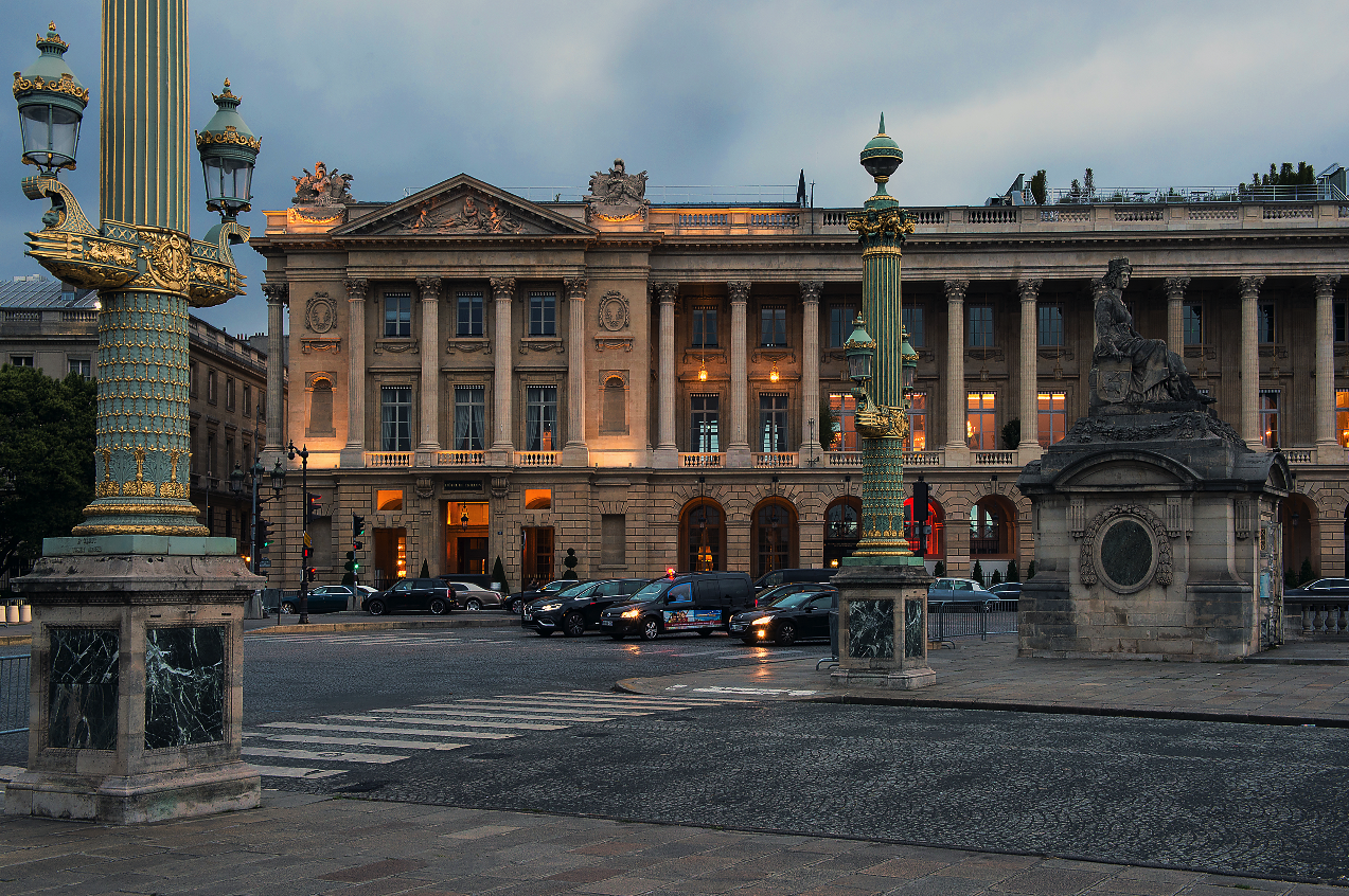 Вид Hôtel de Crillon, A Rosewood Hotel на площади Согласия