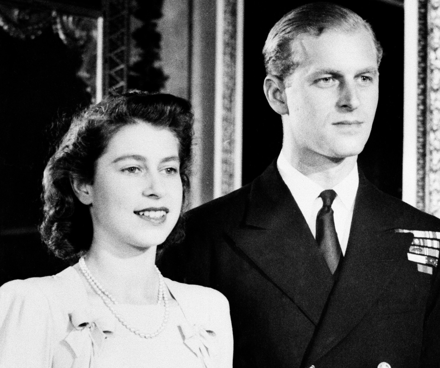 Принц Филипп и принцесса Елизавета в Белой гостиной Букингемского дворца, 18 сентября 1947 года