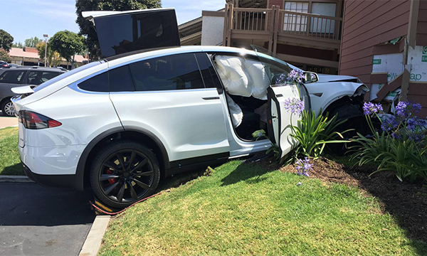 Tesla Model X врезалась в здание торгового центра