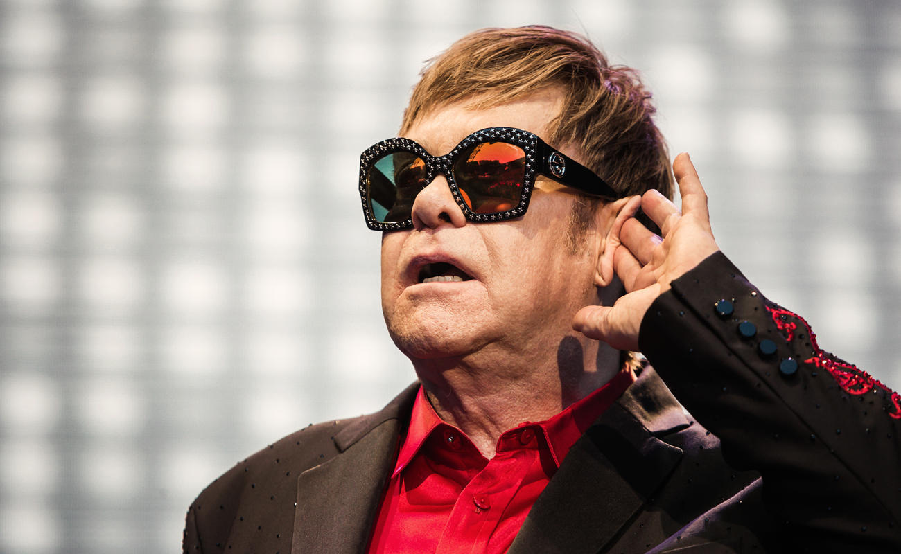 Me elton john. Элтон Джон. Элтон Джон фото. Элтон Джон фото 2021. Элтон Джон в очках звездах.