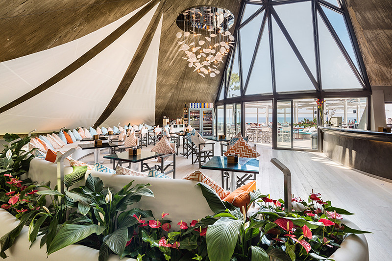 Бар с террасой La Vela в Baglioni Resort Cala del Porto
