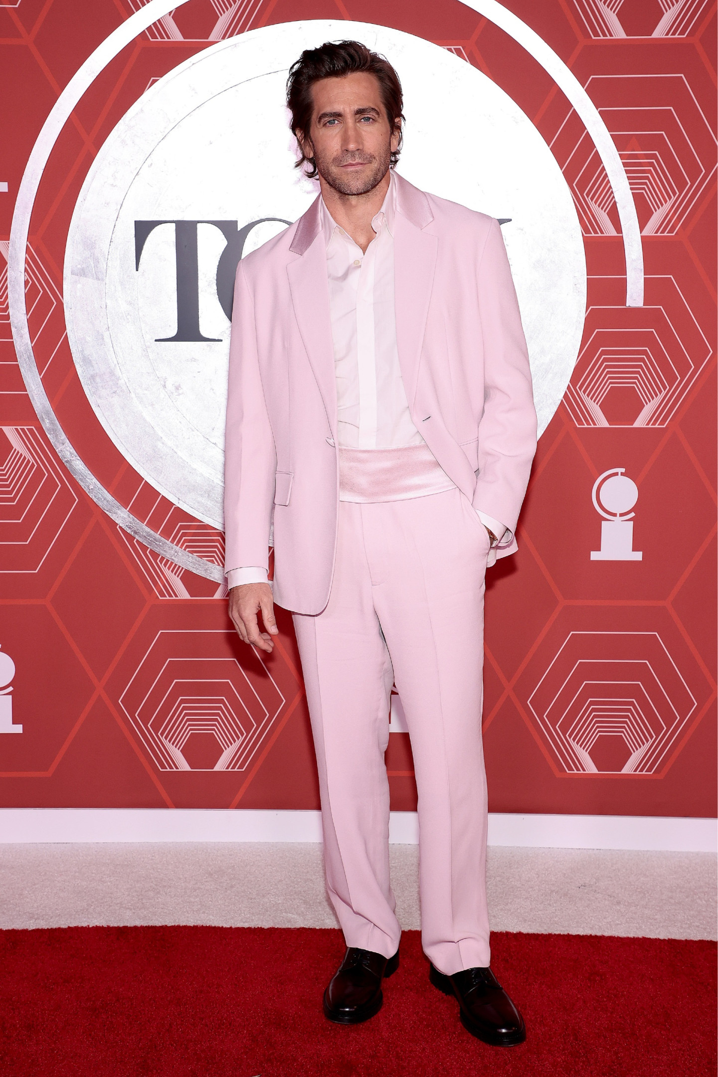 Джейк Джилленхол в костюме Prada на церемонии вручения премии «Тони», сентябрь 2021
