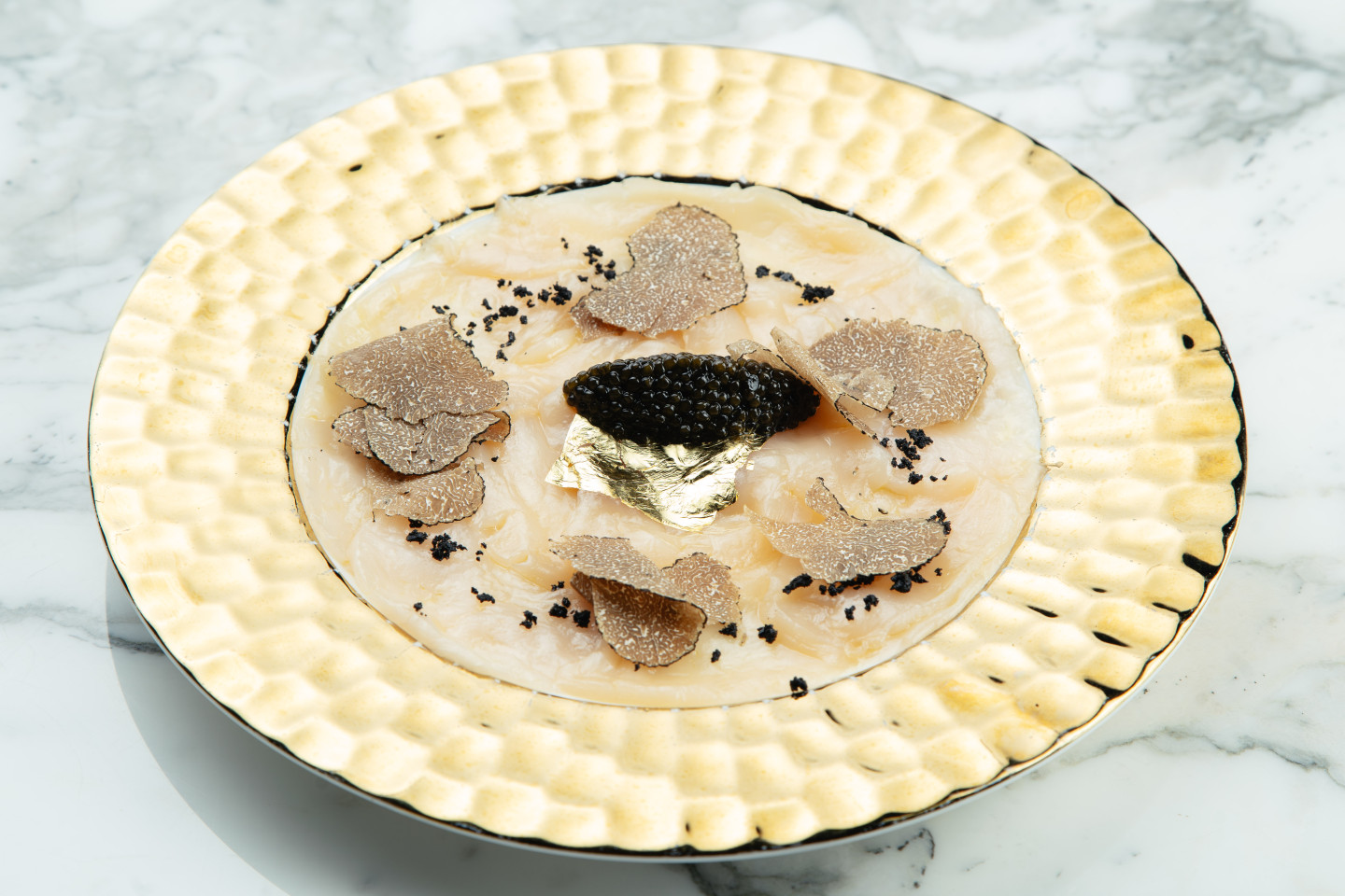 Карпаччо из гребешка с трюфельным соусом и черной икрой