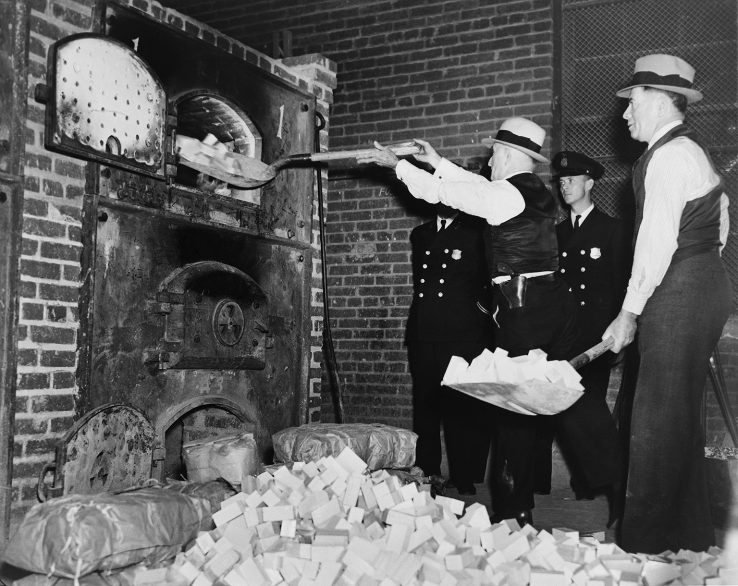 Бюро по борьбе с наркотиками за уничтожением партии героина, США, 1936 год