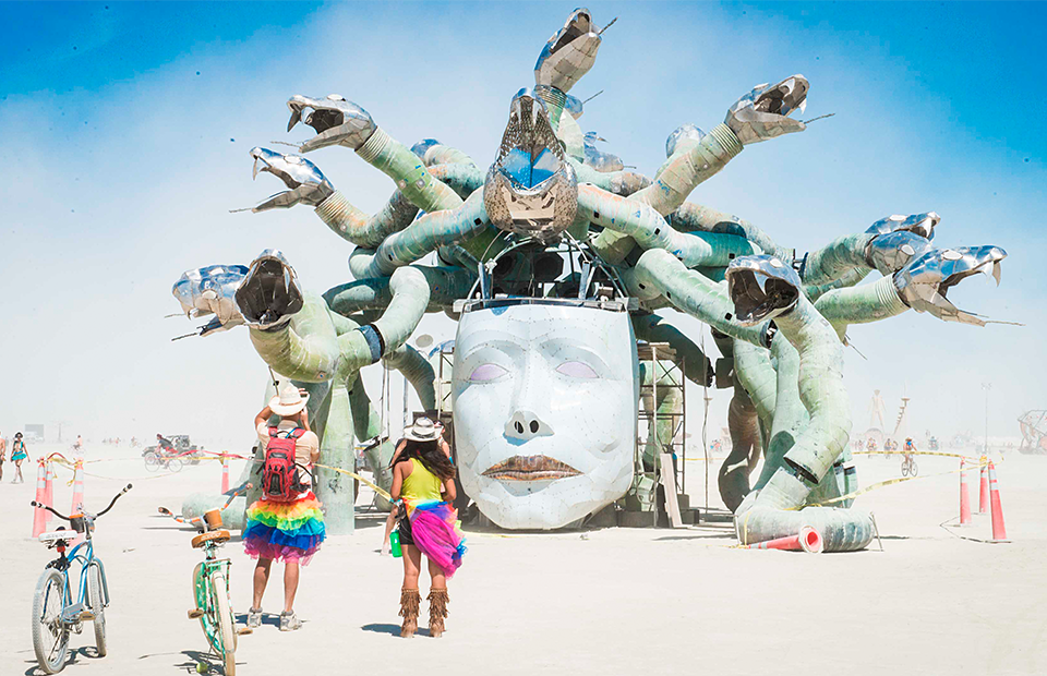 Бернинг мене. Фестиваль в пустыне Невада Burning man. Фестиваль в пустыне Невада Burning man 2021. Бернинг Мэн 2022. Арт фестиваль Бернинг Мэн.