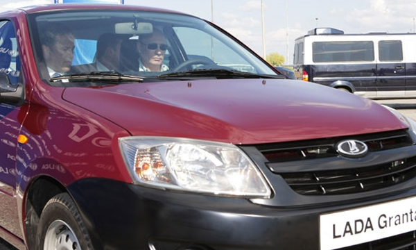 Владимир Путин не смог завести Lada Granta