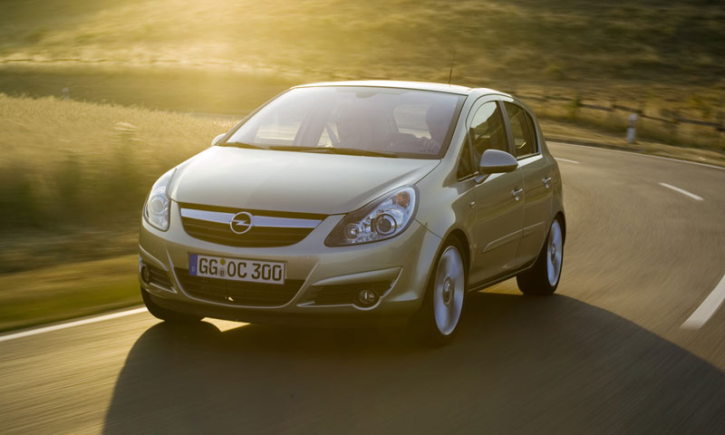 Toyota Yaris vs. Opel Corsa – тесты елочных игрушек