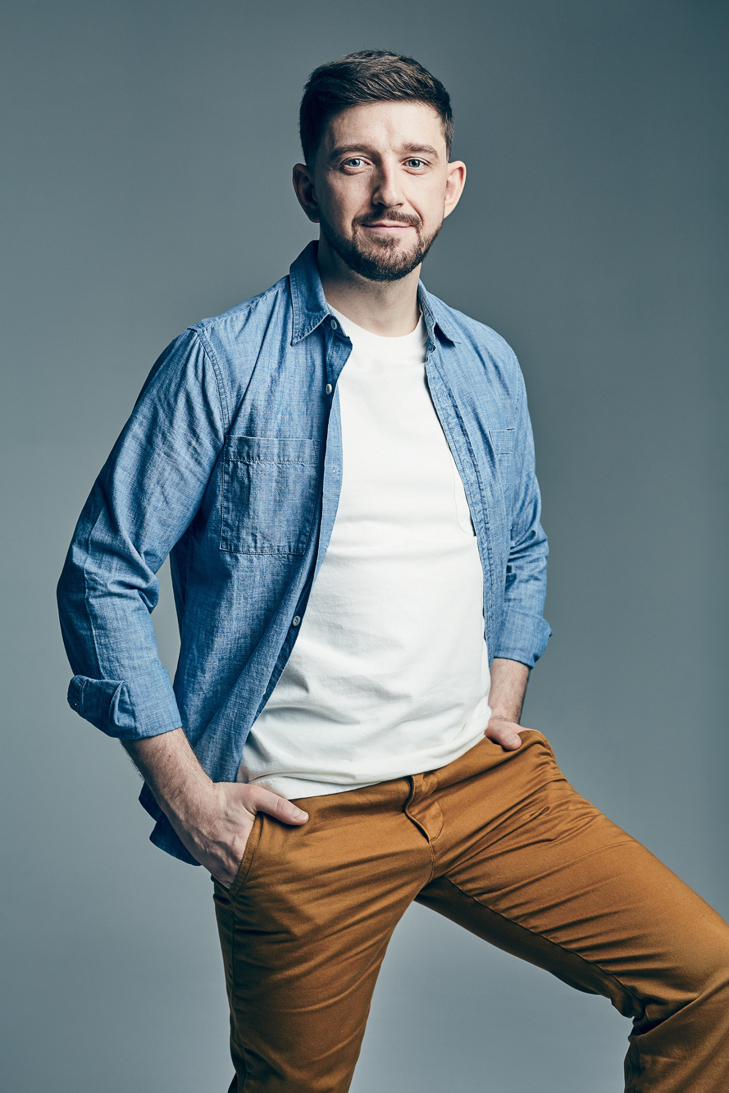 Рубашка Dockers (4200 руб.), брюки Dockers (6500 руб.), lamoda.ru