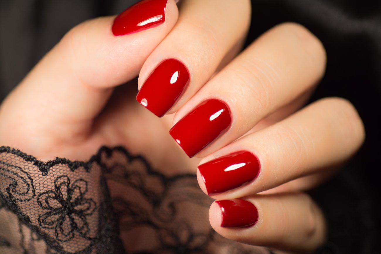 Красный цвет без лишнего декора хорошо выглядит на ногтях любой длины