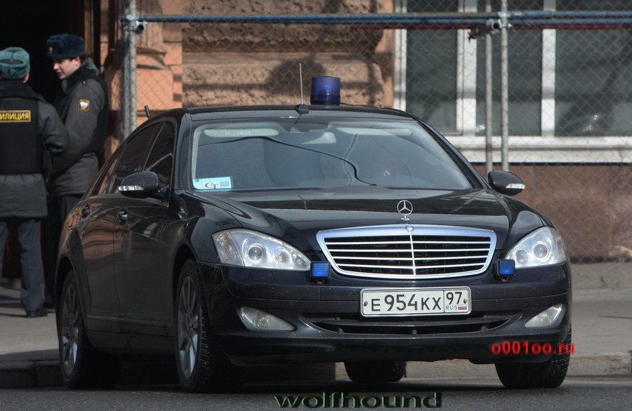 Водитель VIP-авто с мигалкой угрожал застрелить автолюбителя