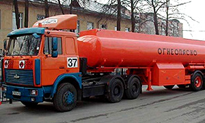 Бензовоз потерял плохо закрепленную емкость с 20 тоннами топлива