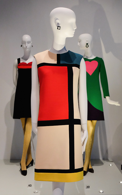 Платье «Мондриан» на выставке Yves Saint Laurent: Style is Eternal в Музее Боуз