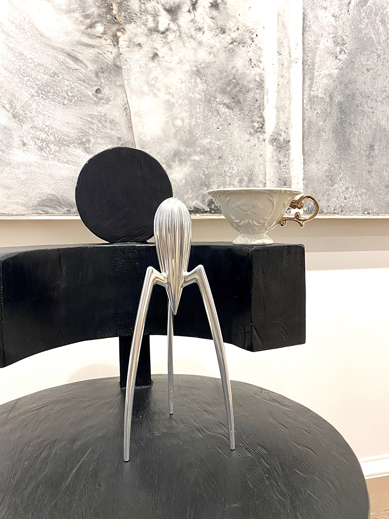 1. Стул Black sculptural chair II, Wild Minimalism collection, Rooms, 2017, крашеный дуб, галерея «Тираж 1/1»
2. Картина «Течение 3», Виталий Пушницкий, 2009, гипрок, графит, стеарин, галерея «Тираж 1/1»
3. Соковыжималка Juicy Salif, дизайн Philippe Starck, Alessi, аллюминий, www.designboom.ru
4. Чашка, Seletti, фарфор, The Dar Store