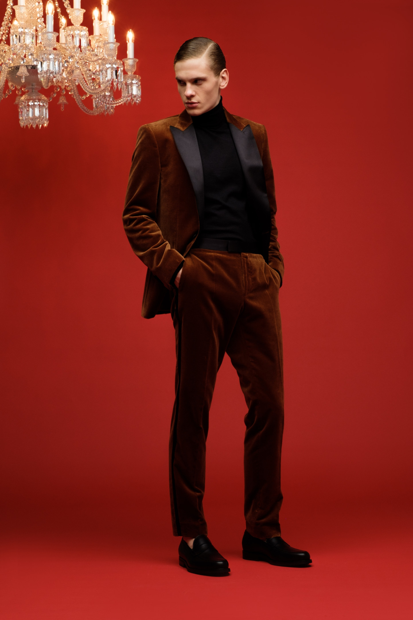 Пиджак (48 500 руб.) и брюки (21 000 руб.) — все Hugo Boss, пуловер Dolce & Gabbana, 76 000 руб., лоферы Tod’s, 33 050 руб.