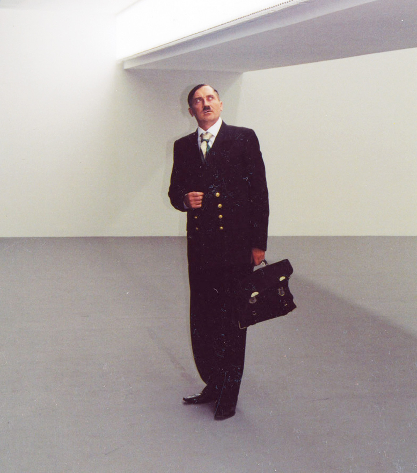Владислав Мамышев-Монро в образе Адольфа Гитлера. Берлин, 2003