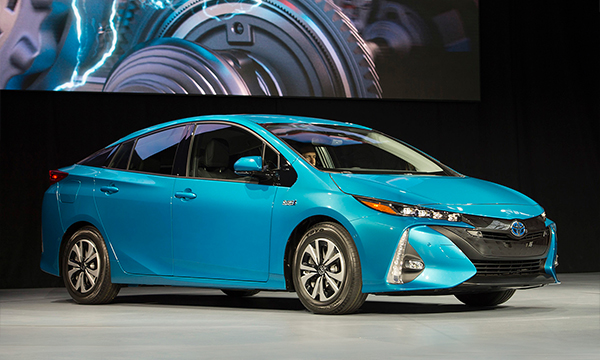 Новый Toyota Prius можно будет зарядить от сети за 140 минут