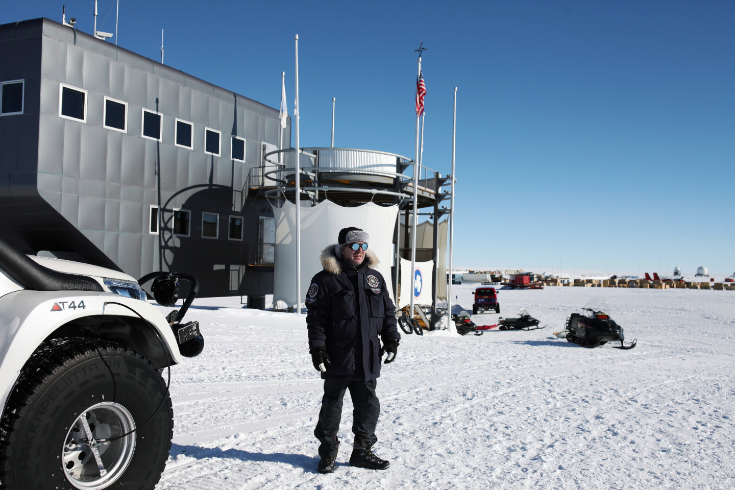 Руководитель экспедиции "Антропогеос" Сардар С. Сардаров на американской исследовательской станции на Южном полюсе