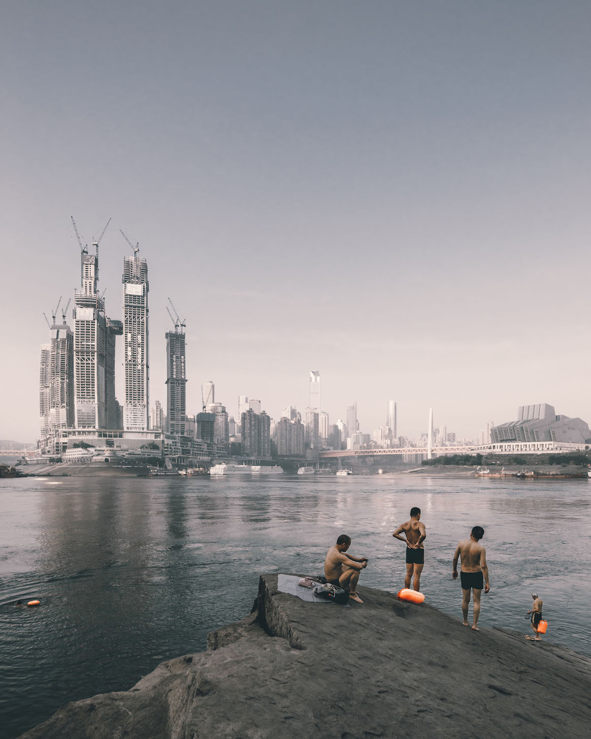 Ныряльщики на берегу реки напротив делового комплекса Raffles City Chongqing в Сингапуре. Категория «Ощущение места»