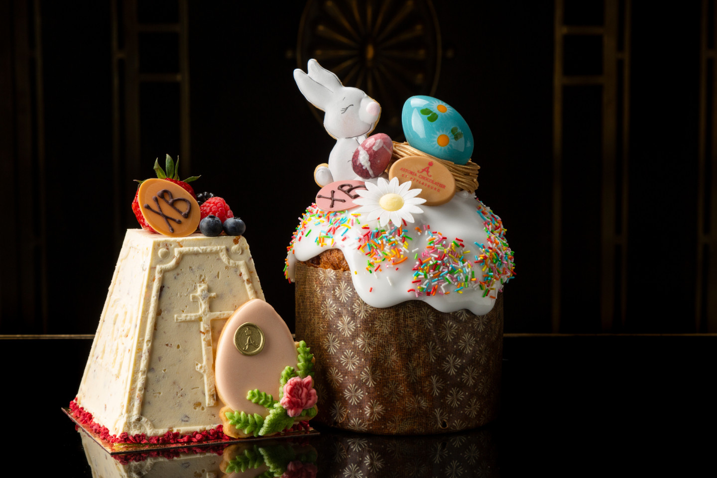 Кулич с пряничными зайцами и шоколадными яйцами, творожная пасха с заварным кремом и ванилью, орехами, изюмом и цукатами