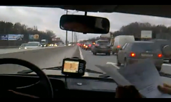Поп-звезда объезжает пробки на милицейском авто