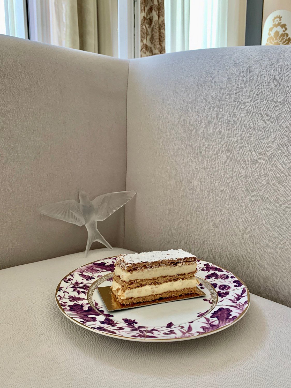 Десерт Millefeuille Tradition Fouquet's. Декоративная скульптура «Ласточка», Lalique. Тарелка Prunus, Bernardaud