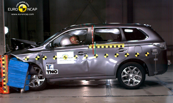 Mitsubishi Outlander PHEV получил пять звезд в краш-тесте
