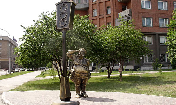 В Новосибирске появился памятник первому светофору