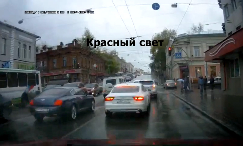 В Томске свадебный кортеж устроил пробку в центре города. Видео