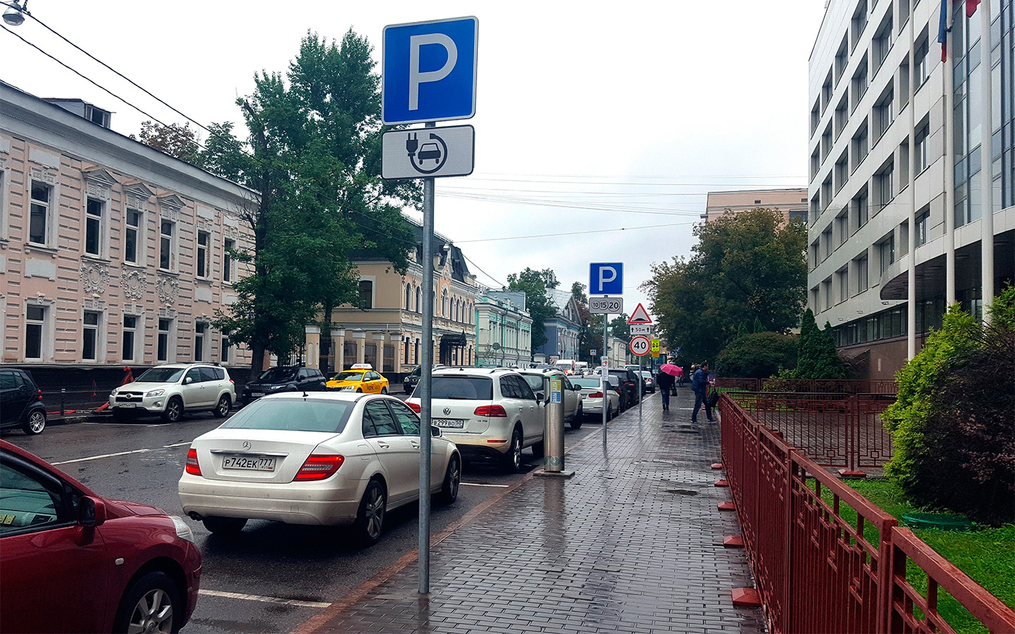 <p>Размещение электромобилей на городских парковочных местах Москвы бесплатно.</p>