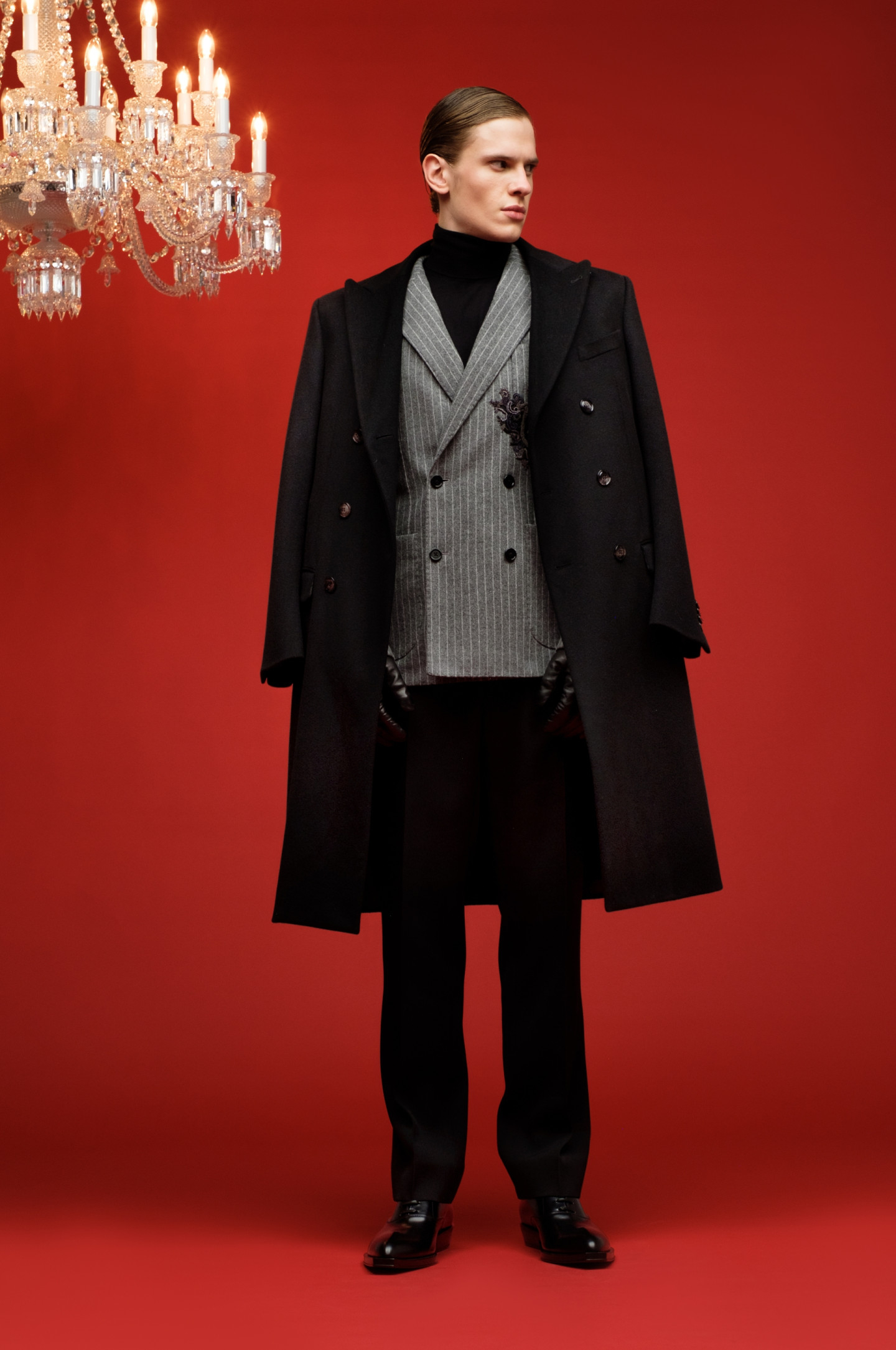 Пальто Giorgio Armani, 241 000 руб., пиджак Dolce & Gabbana, 215 000 руб., водолазка Tom Ford, 59 950 руб., брюки (75 950 руб.) и оксфорды (68 200 руб.) — все Bottega Veneta
