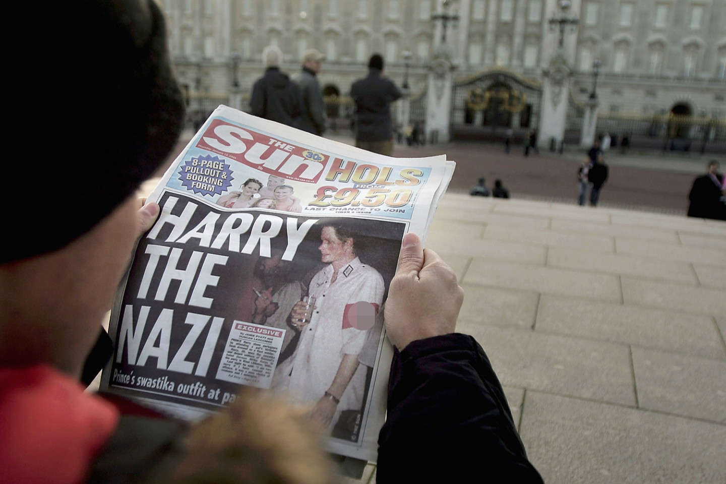 Выпуск газеты с фотографиями принца Гарри в военном костюме времен нацистской Германии, 2005 год