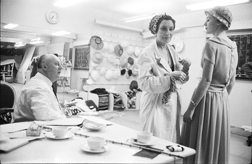 Кристиан Диор и Митца Брикар за работой в ателье Christian Dior на авеню Монтень, Париж 1957 г.