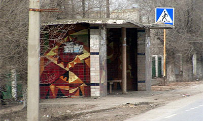 В Тюмени автомобиль врезался в автобусную остановку